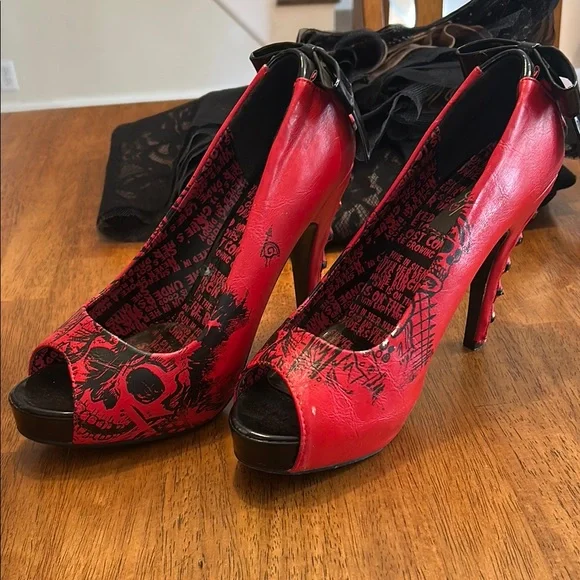 Elegant Red and Black Stiletto Heels - Picture 3 of 6